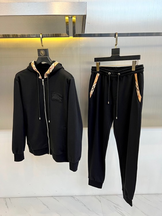 Burberry 巴宝莉、2025秋冬新品运动套装，以品牌标志性卡其色、藏蓝色及黑色演绎现代休闲风尚。套