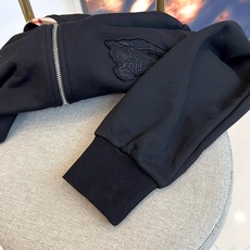 Burberry 巴宝莉、2025秋冬新品运动套装,以品牌标志性卡其色、藏蓝色及黑色演绎现代休闲风尚。套 Burberry 巴宝莉、2025秋冬新品运动套装,以品牌标志性卡其色、藏蓝色及黑色演绎现代休闲风尚。套