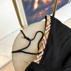 Burberry 巴宝莉、2025秋冬新品运动套装,以品牌标志性卡其色、藏蓝色及黑色演绎现代休闲风尚。套 Burberry 巴宝莉、2025秋冬新品运动套装,以品牌标志性卡其色、藏蓝色及黑色演绎现代休闲风尚。套