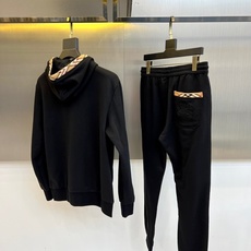 Burberry 巴宝莉、2025秋冬新品运动套装,以品牌标志性卡其色、藏蓝色及黑色演绎现代休闲风尚。套 Burberry 巴宝莉、2025秋冬新品运动套装,以品牌标志性卡其色、藏蓝色及黑色演绎现代休闲风尚。套