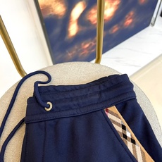 Burberry 巴宝莉、2025秋冬新品运动套装,以品牌标志性卡其色、藏蓝色及黑色演绎现代休闲风尚。套 Burberry 巴宝莉、2025秋冬新品运动套装,以品牌标志性卡其色、藏蓝色及黑色演绎现代休闲风尚。套