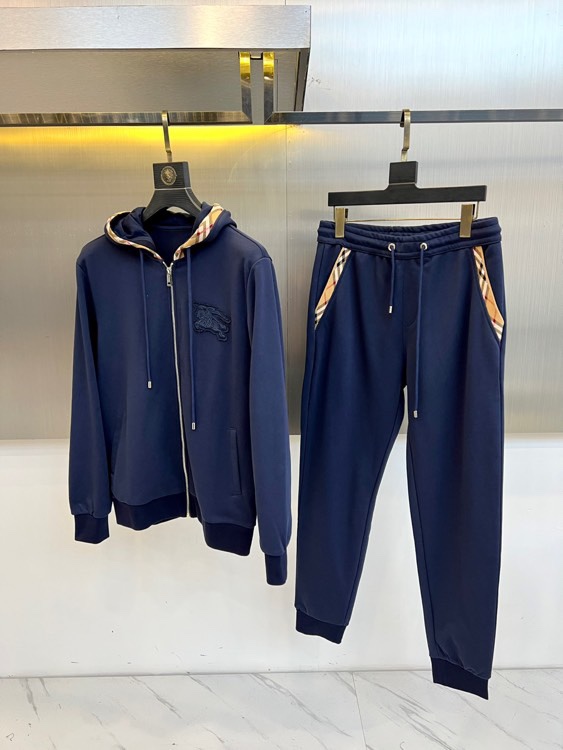 Burberry 巴宝莉、2025秋冬新品运动套装，以品牌标志性卡其色、藏蓝色及黑色演绎现代休闲风尚。套