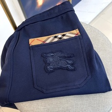 Burberry 巴宝莉、2025秋冬新品运动套装,以品牌标志性卡其色、藏蓝色及黑色演绎现代休闲风尚。套 Burberry 巴宝莉、2025秋冬新品运动套装,以品牌标志性卡其色、藏蓝色及黑色演绎现代休闲风尚。套