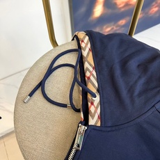 Burberry 巴宝莉、2025秋冬新品运动套装,以品牌标志性卡其色、藏蓝色及黑色演绎现代休闲风尚。套 Burberry 巴宝莉、2025秋冬新品运动套装,以品牌标志性卡其色、藏蓝色及黑色演绎现代休闲风尚。套