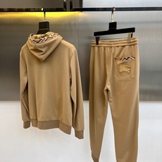 Burberry 巴宝莉、2025秋冬新品运动套装,以品牌标志性卡其色、藏蓝色及黑色演绎现代休闲风尚。套 Burberry 巴宝莉、2025秋冬新品运动套装,以品牌标志性卡其色、藏蓝色及黑色演绎现代休闲风尚。套