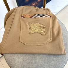 Burberry 巴宝莉、2025秋冬新品运动套装,以品牌标志性卡其色、藏蓝色及黑色演绎现代休闲风尚。套 Burberry 巴宝莉、2025秋冬新品运动套装,以品牌标志性卡其色、藏蓝色及黑色演绎现代休闲风尚。套