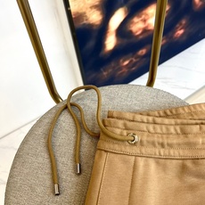 Burberry 巴宝莉、2025秋冬新品运动套装,以品牌标志性卡其色、藏蓝色及黑色演绎现代休闲风尚。套 Burberry 巴宝莉、2025秋冬新品运动套装,以品牌标志性卡其色、藏蓝色及黑色演绎现代休闲风尚。套