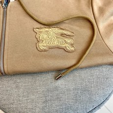 Burberry 巴宝莉、2025秋冬新品运动套装,以品牌标志性卡其色、藏蓝色及黑色演绎现代休闲风尚。套 Burberry 巴宝莉、2025秋冬新品运动套装,以品牌标志性卡其色、藏蓝色及黑色演绎现代休闲风尚。套