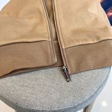 Burberry 巴宝莉、2025秋冬新品运动套装,以品牌标志性卡其色、藏蓝色及黑色演绎现代休闲风尚。套 Burberry 巴宝莉、2025秋冬新品运动套装,以品牌标志性卡其色、藏蓝色及黑色演绎现代休闲风尚。套