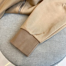 Burberry 巴宝莉、2025秋冬新品运动套装,以品牌标志性卡其色、藏蓝色及黑色演绎现代休闲风尚。套 Burberry 巴宝莉、2025秋冬新品运动套装,以品牌标志性卡其色、藏蓝色及黑色演绎现代休闲风尚。套