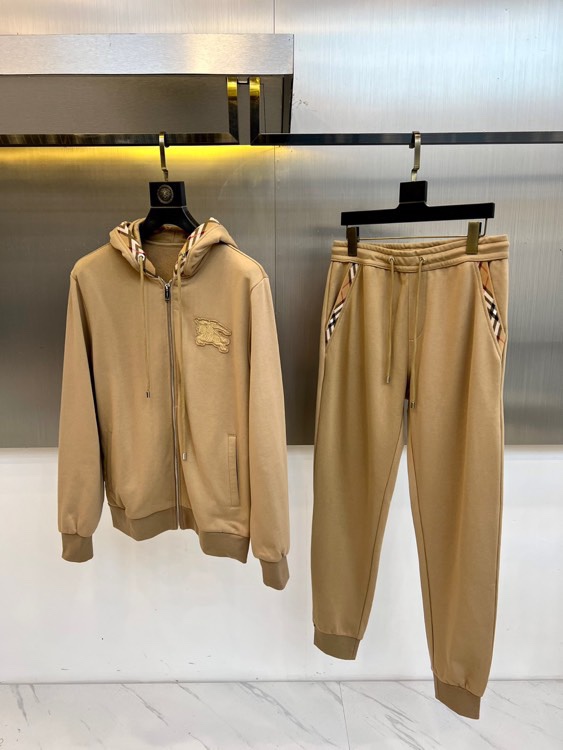 Burberry 巴宝莉、2025秋冬新品运动套装，以品牌标志性卡其色、藏蓝色及黑色演绎现代休闲风尚。套