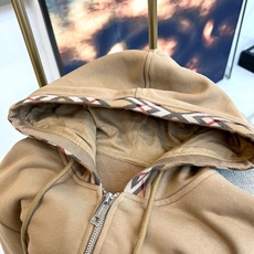 Burberry 巴宝莉、2025秋冬新品运动套装,以品牌标志性卡其色、藏蓝色及黑色演绎现代休闲风尚。套 Burberry 巴宝莉、2025秋冬新品运动套装,以品牌标志性卡其色、藏蓝色及黑色演绎现代休闲风尚。套