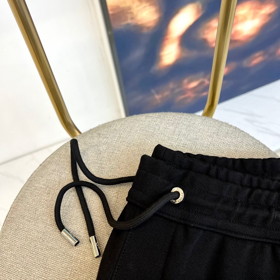 BC、2025秋冬新品运动休闲套装，以藏蓝色、灰色及黑色等多重高级色调呈现。连帽拉链外套采用立体剪裁，左