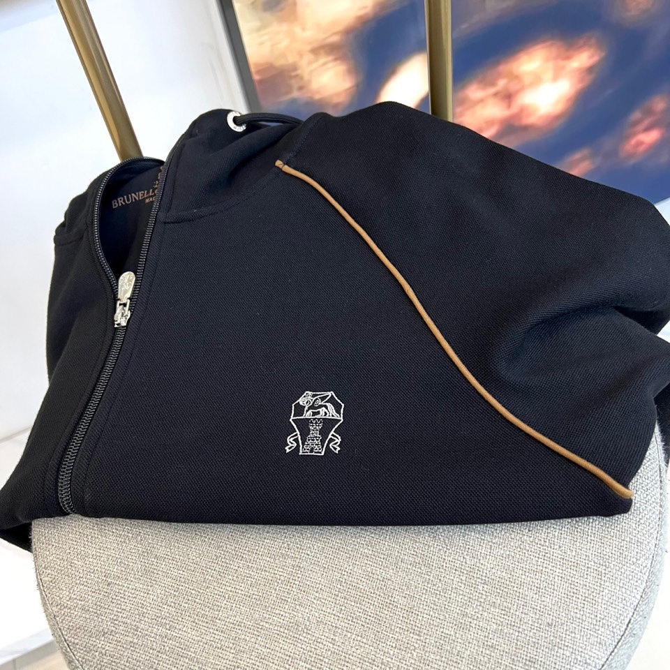 BC、2025秋冬新品运动休闲套装，以藏蓝色、灰色及黑色等多重高级色调呈现。连帽拉链外套采用立体剪裁，左