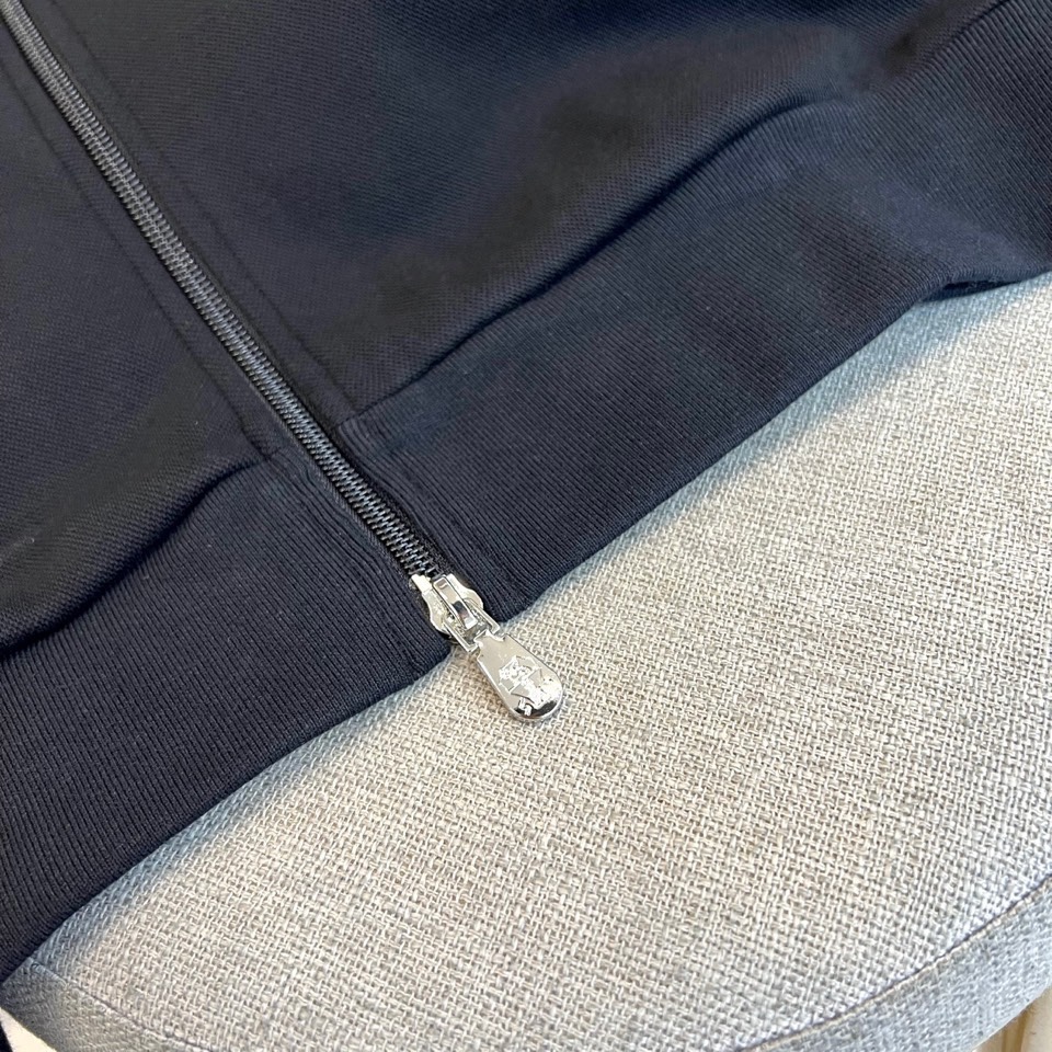 BC、2025秋冬新品运动休闲套装，以藏蓝色、灰色及黑色等多重高级色调呈现。连帽拉链外套采用立体剪裁，左