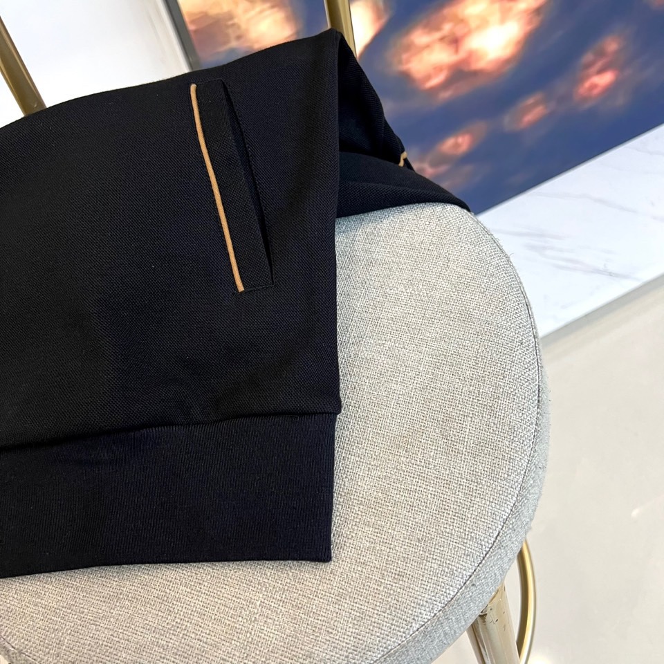 BC、2025秋冬新品运动休闲套装，以藏蓝色、灰色及黑色等多重高级色调呈现。连帽拉链外套采用立体剪裁，左