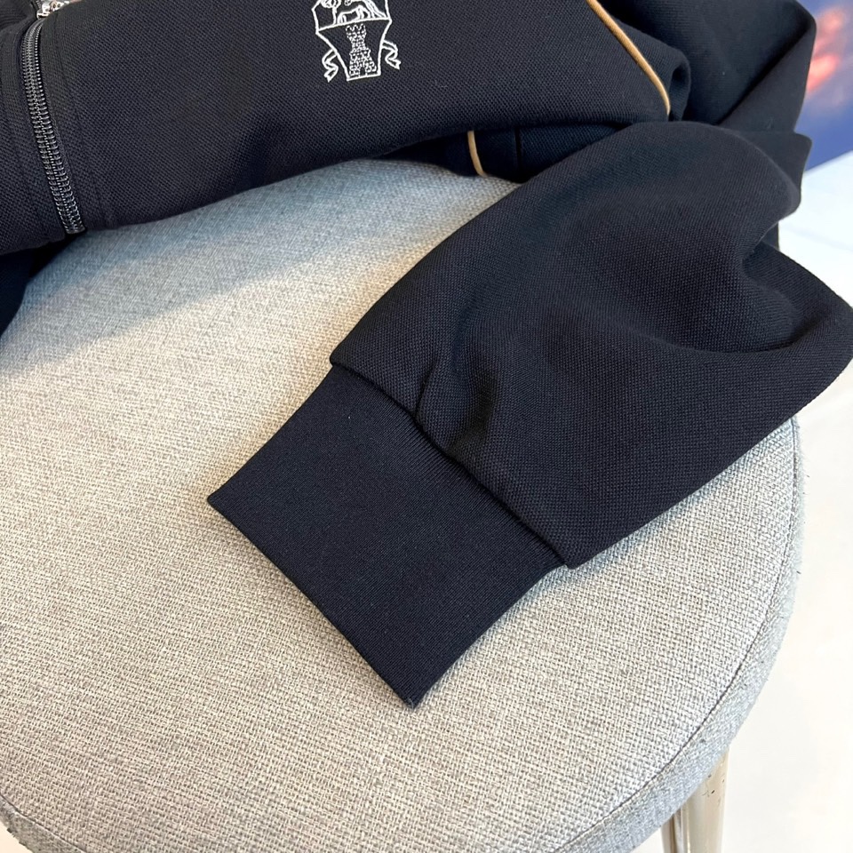 BC、2025秋冬新品运动休闲套装，以藏蓝色、灰色及黑色等多重高级色调呈现。连帽拉链外套采用立体剪裁，左