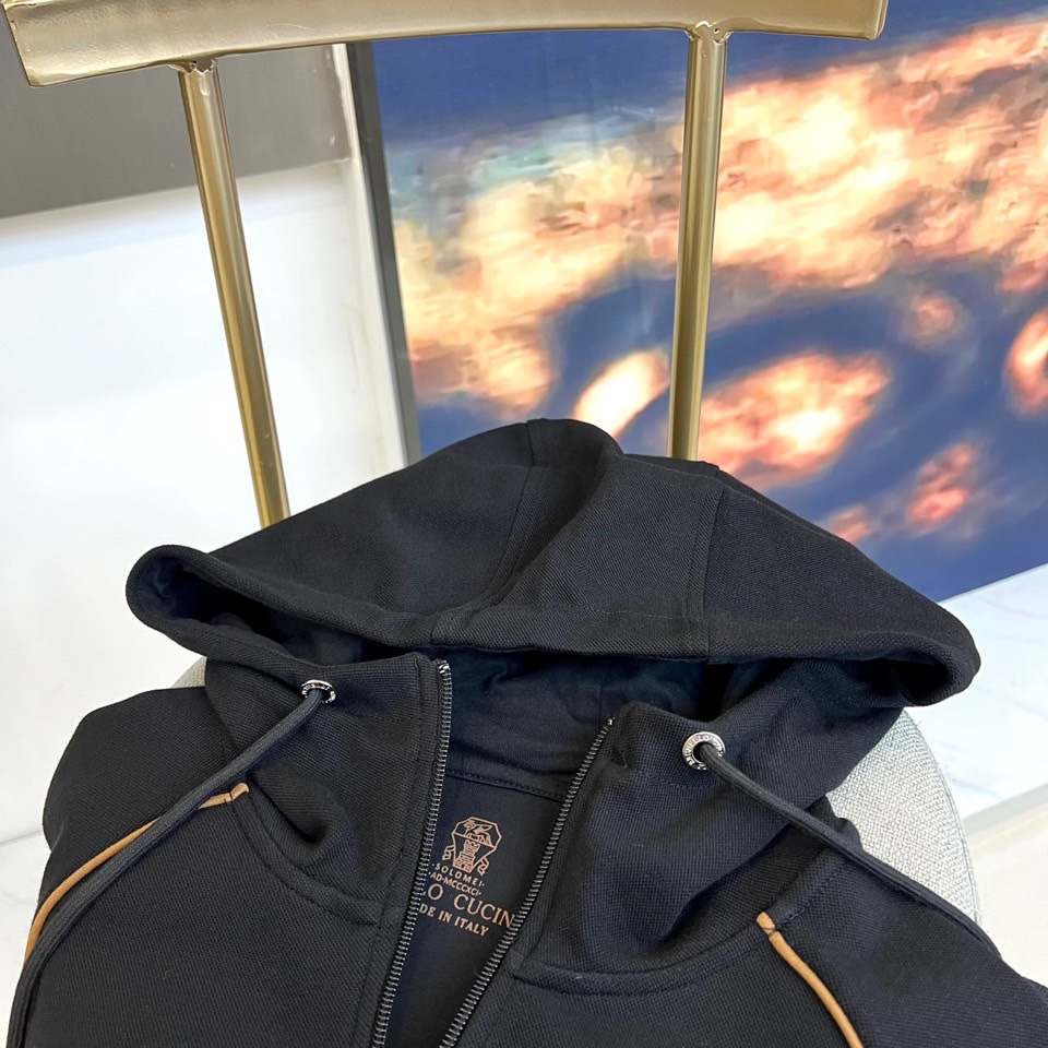 BC、2025秋冬新品运动休闲套装，以藏蓝色、灰色及黑色等多重高级色调呈现。连帽拉链外套采用立体剪裁，左