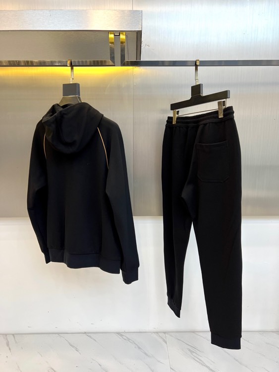 BC、2025秋冬新品运动休闲套装，以藏蓝色、灰色及黑色等多重高级色调呈现。连帽拉链外套采用立体剪裁，左