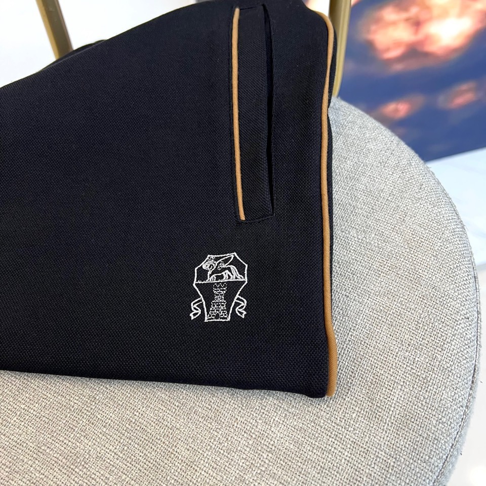 BC、2025秋冬新品运动休闲套装，以藏蓝色、灰色及黑色等多重高级色调呈现。连帽拉链外套采用立体剪裁，左