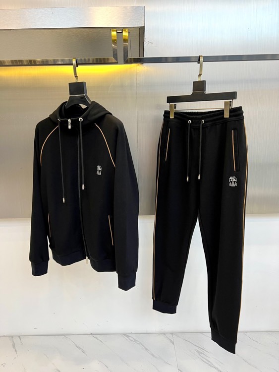 BC、2025秋冬新品运动休闲套装，以藏蓝色、灰色及黑色等多重高级色调呈现。连帽拉链外套采用立体剪裁，左