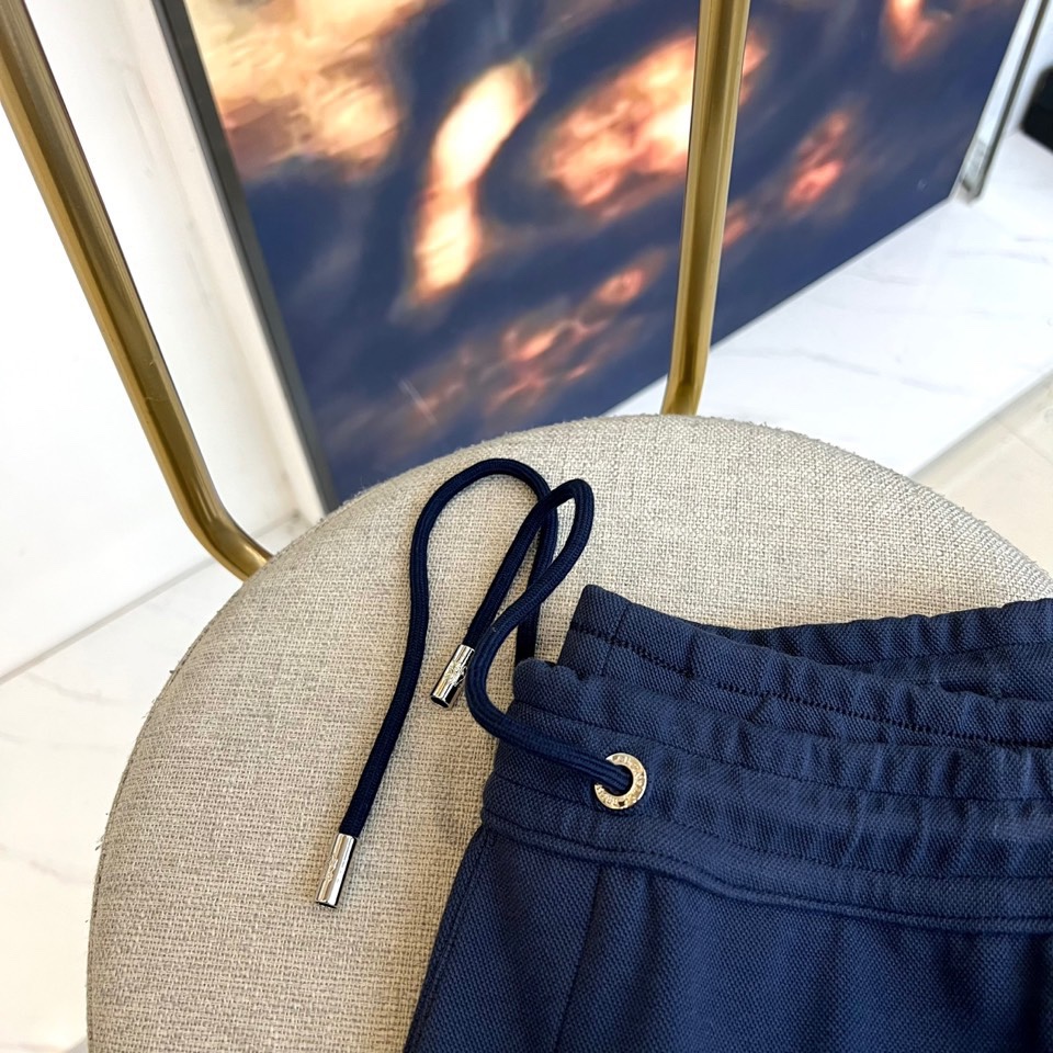 BC、2025秋冬新品运动休闲套装，以藏蓝色、灰色及黑色等多重高级色调呈现。连帽拉链外套采用立体剪裁，左