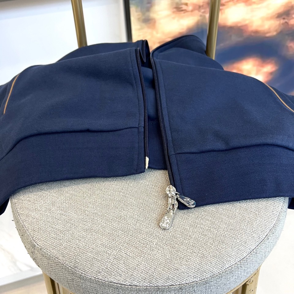 BC、2025秋冬新品运动休闲套装，以藏蓝色、灰色及黑色等多重高级色调呈现。连帽拉链外套采用立体剪裁，左