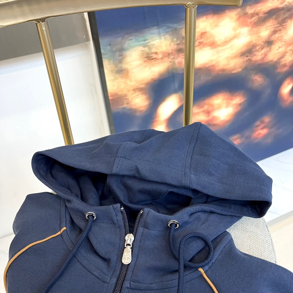 BC、2025秋冬新品运动休闲套装，以藏蓝色、灰色及黑色等多重高级色调呈现。连帽拉链外套采用立体剪裁，左