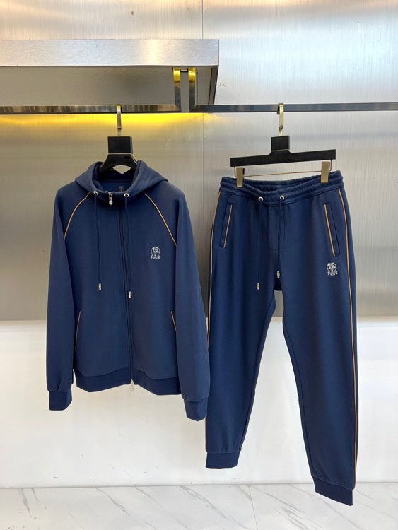 BC、2025秋冬新品运动休闲套装，以藏蓝色、灰色及黑色等多重高级色调呈现。连帽拉链外套采用立体剪裁，左