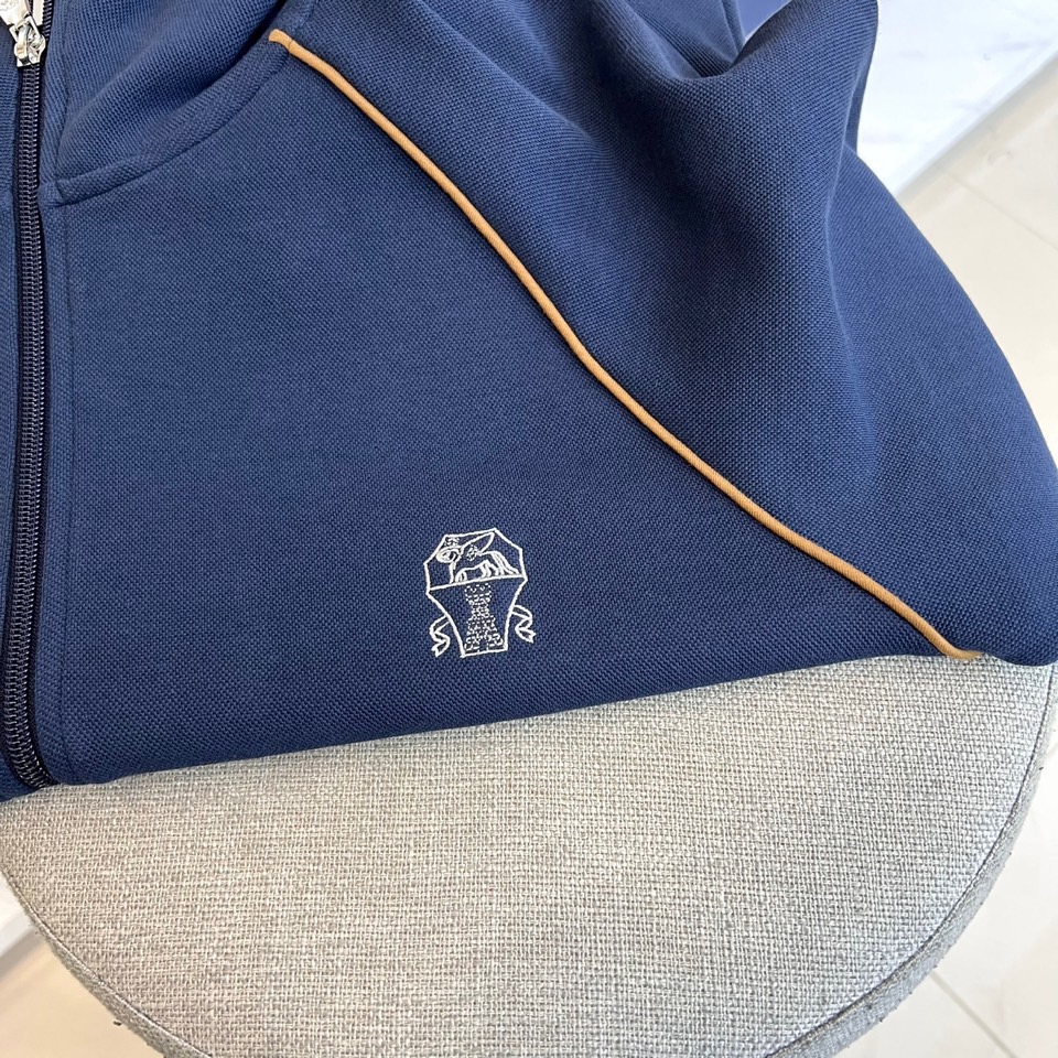 BC、2025秋冬新品运动休闲套装，以藏蓝色、灰色及黑色等多重高级色调呈现。连帽拉链外套采用立体剪裁，左