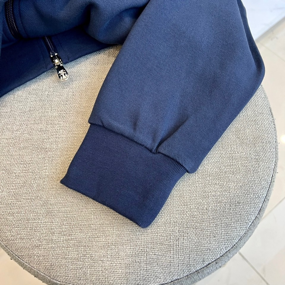 BC、2025秋冬新品运动休闲套装，以藏蓝色、灰色及黑色等多重高级色调呈现。连帽拉链外套采用立体剪裁，左