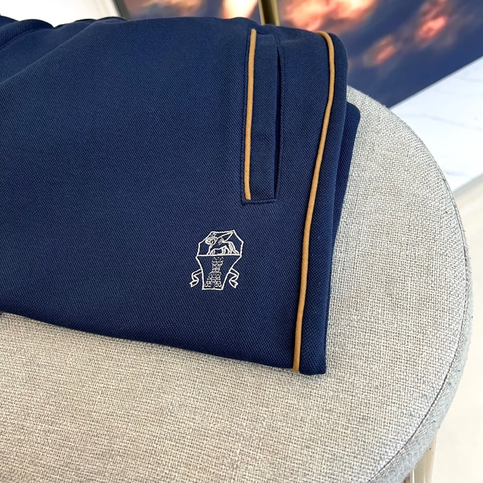 BC、2025秋冬新品运动休闲套装，以藏蓝色、灰色及黑色等多重高级色调呈现。连帽拉链外套采用立体剪裁，左