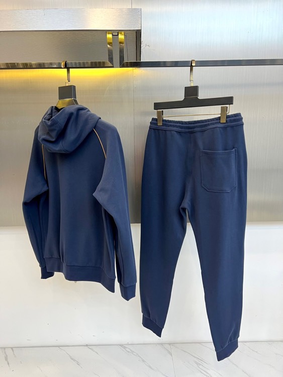 BC、2025秋冬新品运动休闲套装，以藏蓝色、灰色及黑色等多重高级色调呈现。连帽拉链外套采用立体剪裁，左