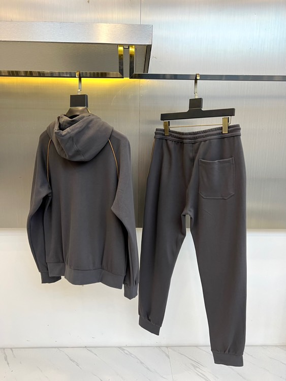 BC、2025秋冬新品运动休闲套装，以藏蓝色、灰色及黑色等多重高级色调呈现。连帽拉链外套采用立体剪裁，左