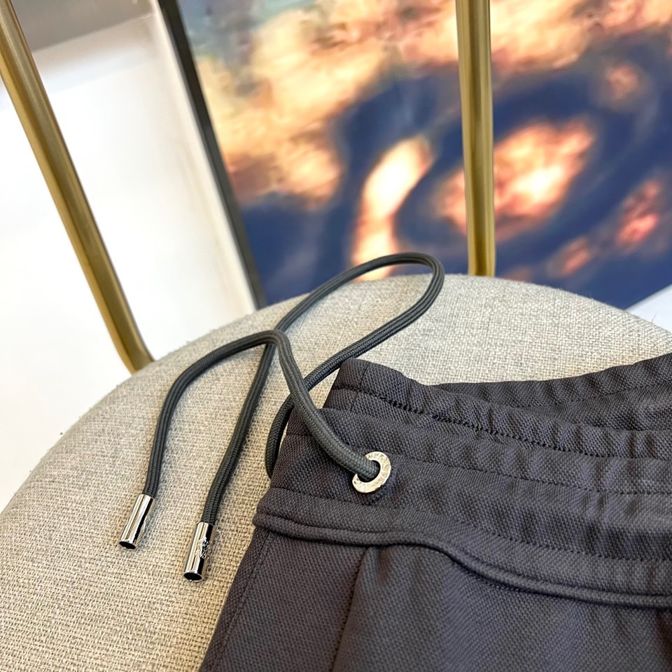 BC、2025秋冬新品运动休闲套装，以藏蓝色、灰色及黑色等多重高级色调呈现。连帽拉链外套采用立体剪裁，左