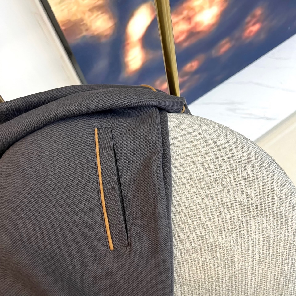 BC、2025秋冬新品运动休闲套装，以藏蓝色、灰色及黑色等多重高级色调呈现。连帽拉链外套采用立体剪裁，左