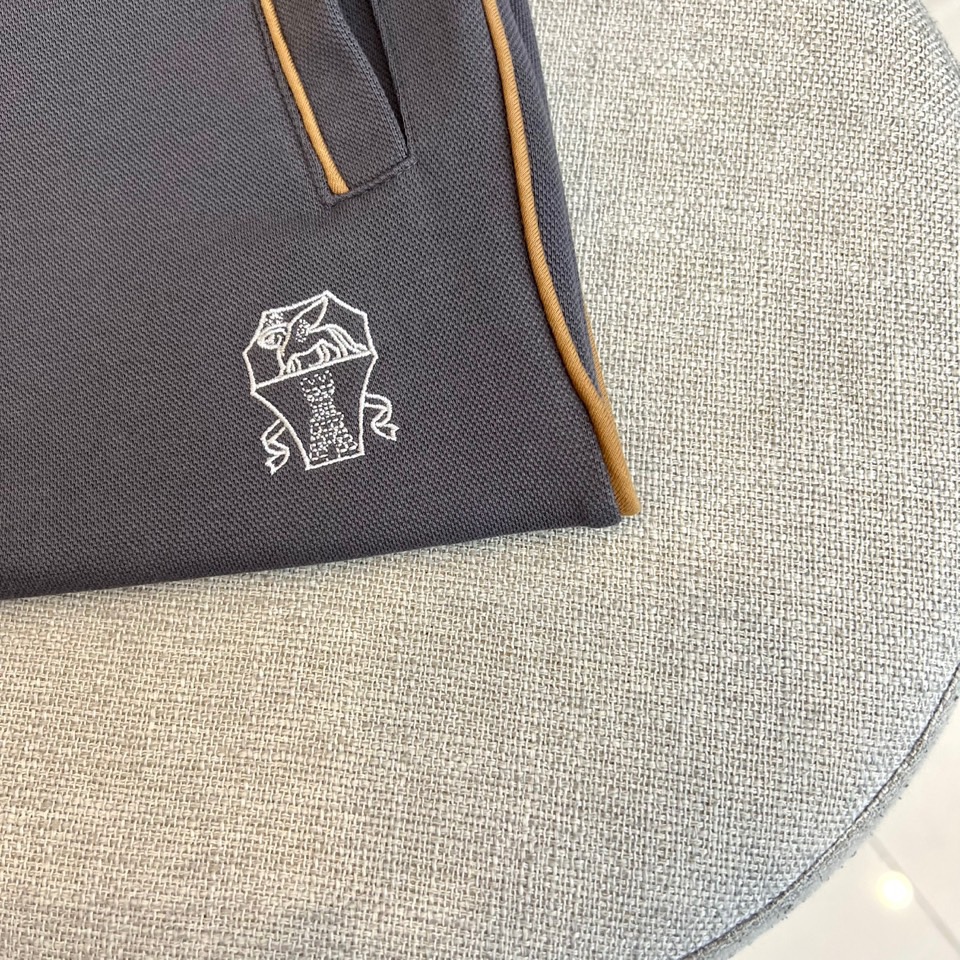 BC、2025秋冬新品运动休闲套装，以藏蓝色、灰色及黑色等多重高级色调呈现。连帽拉链外套采用立体剪裁，左