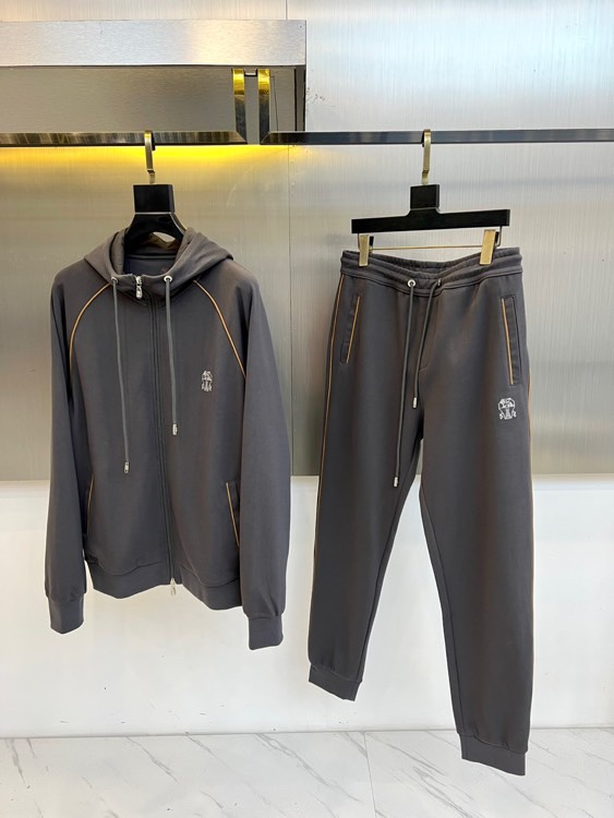 BC、2025秋冬新品运动休闲套装，以藏蓝色、灰色及黑色等多重高级色调呈现。连帽拉链外套采用立体剪裁，左
