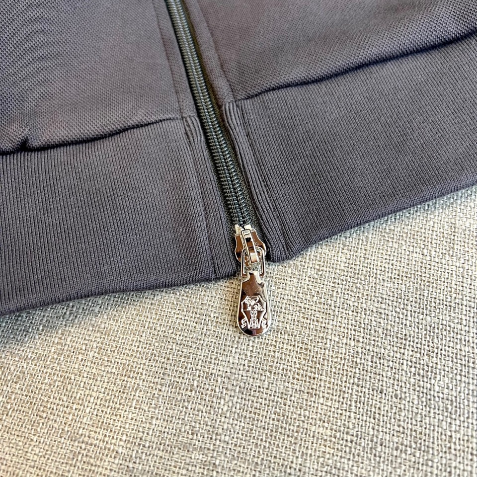 BC、2025秋冬新品运动休闲套装，以藏蓝色、灰色及黑色等多重高级色调呈现。连帽拉链外套采用立体剪裁，左