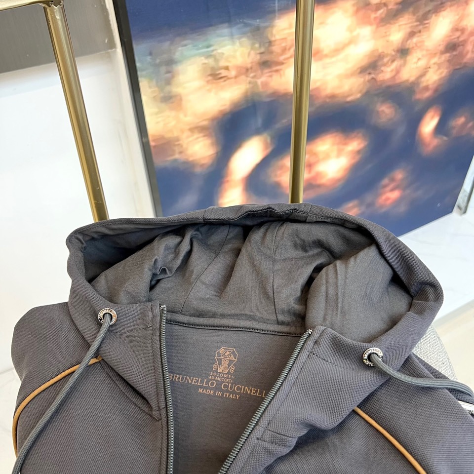 BC、2025秋冬新品运动休闲套装，以藏蓝色、灰色及黑色等多重高级色调呈现。连帽拉链外套采用立体剪裁，左