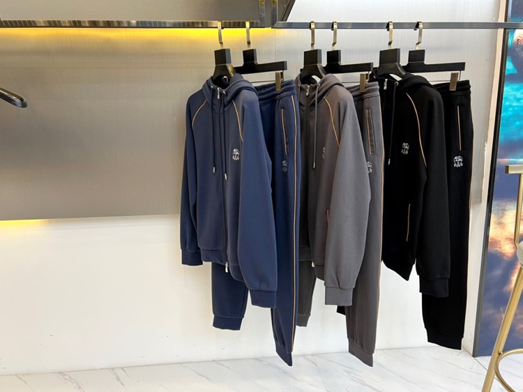 BC、2025秋冬新品运动休闲套装，以藏蓝色、灰色及黑色等多重高级色调呈现。连帽拉链外套采用立体剪裁，左