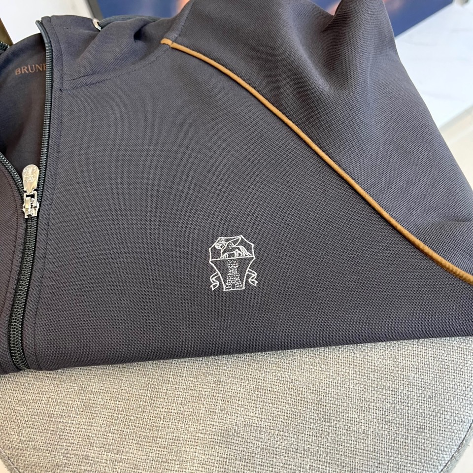 BC、2025秋冬新品运动休闲套装，以藏蓝色、灰色及黑色等多重高级色调呈现。连帽拉链外套采用立体剪裁，左