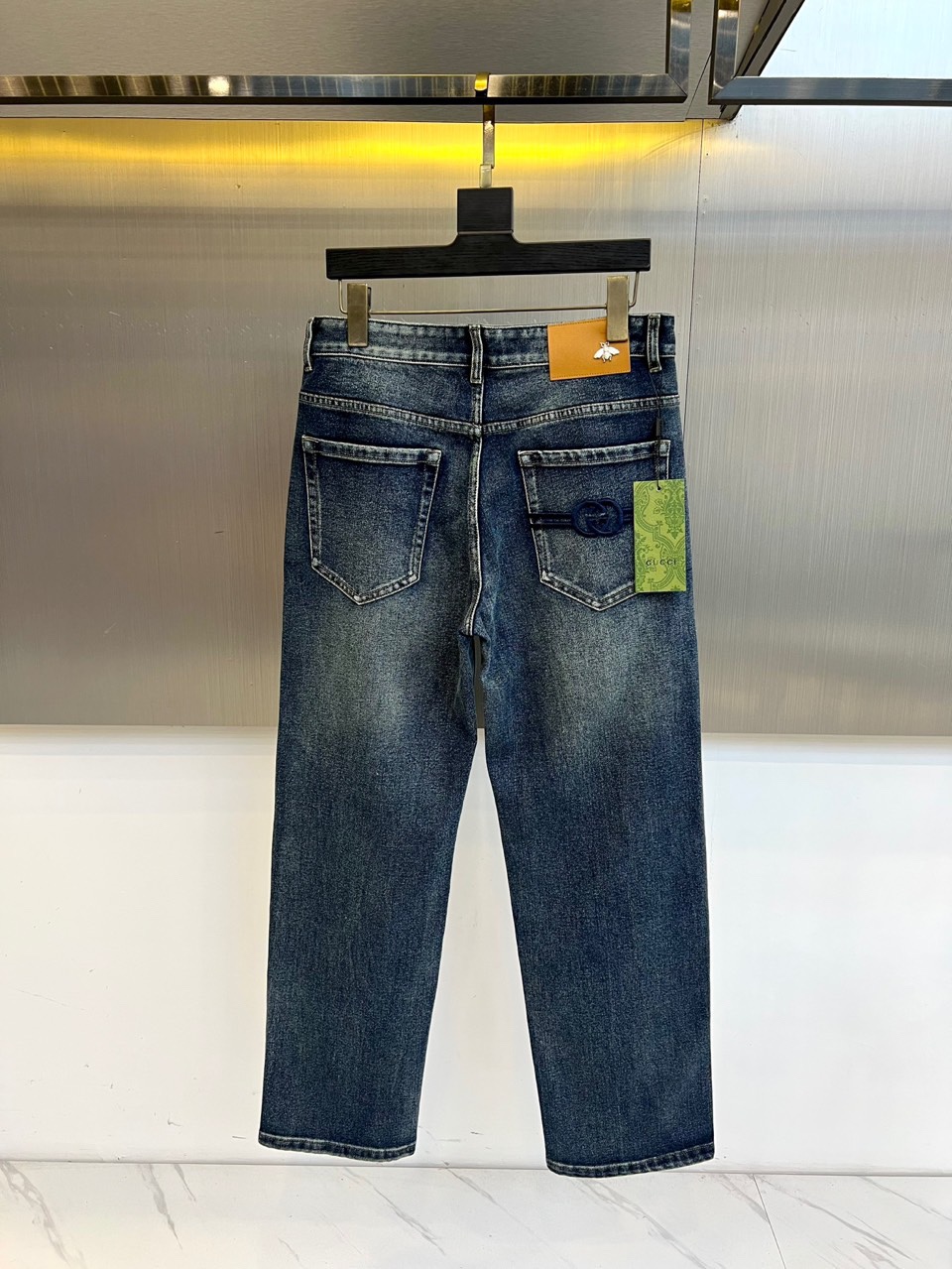 Gucc古驰、2025秋冬新品G家男士水洗牛仔裤，以深邃靛蓝色丹宁面料重塑复古奢华美学。采用经典直筒五袋