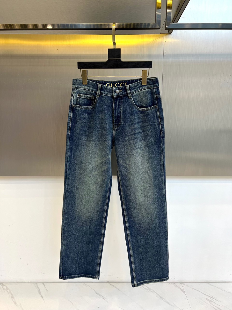 Gucc古驰、2025秋冬新品G家男士水洗牛仔裤，以深邃靛蓝色丹宁面料重塑复古奢华美学。采用经典直筒五袋