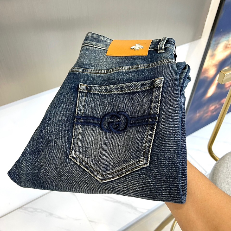 Gucc古驰、2025秋冬新品G家男士水洗牛仔裤，以深邃靛蓝色丹宁面料重塑复古奢华美学。采用经典直筒五袋