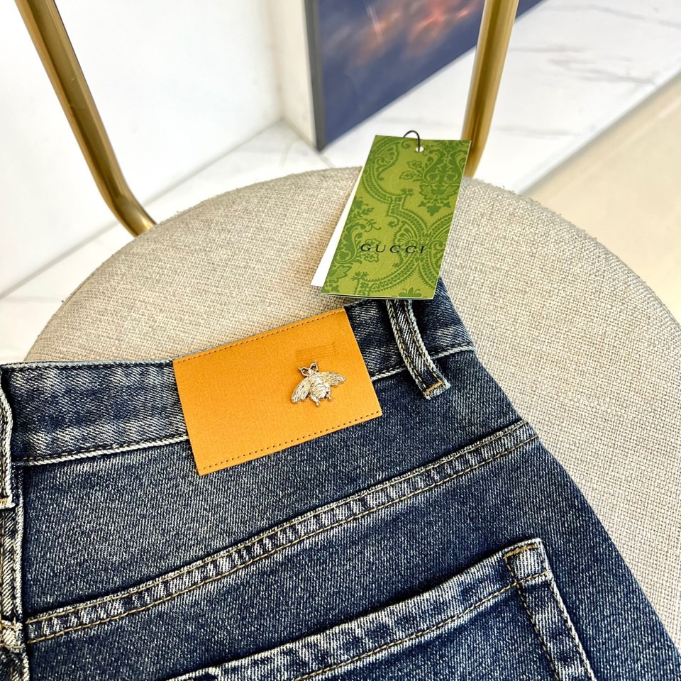 Gucc古驰、2025秋冬新品G家男士水洗牛仔裤，以深邃靛蓝色丹宁面料重塑复古奢华美学。采用经典直筒五袋