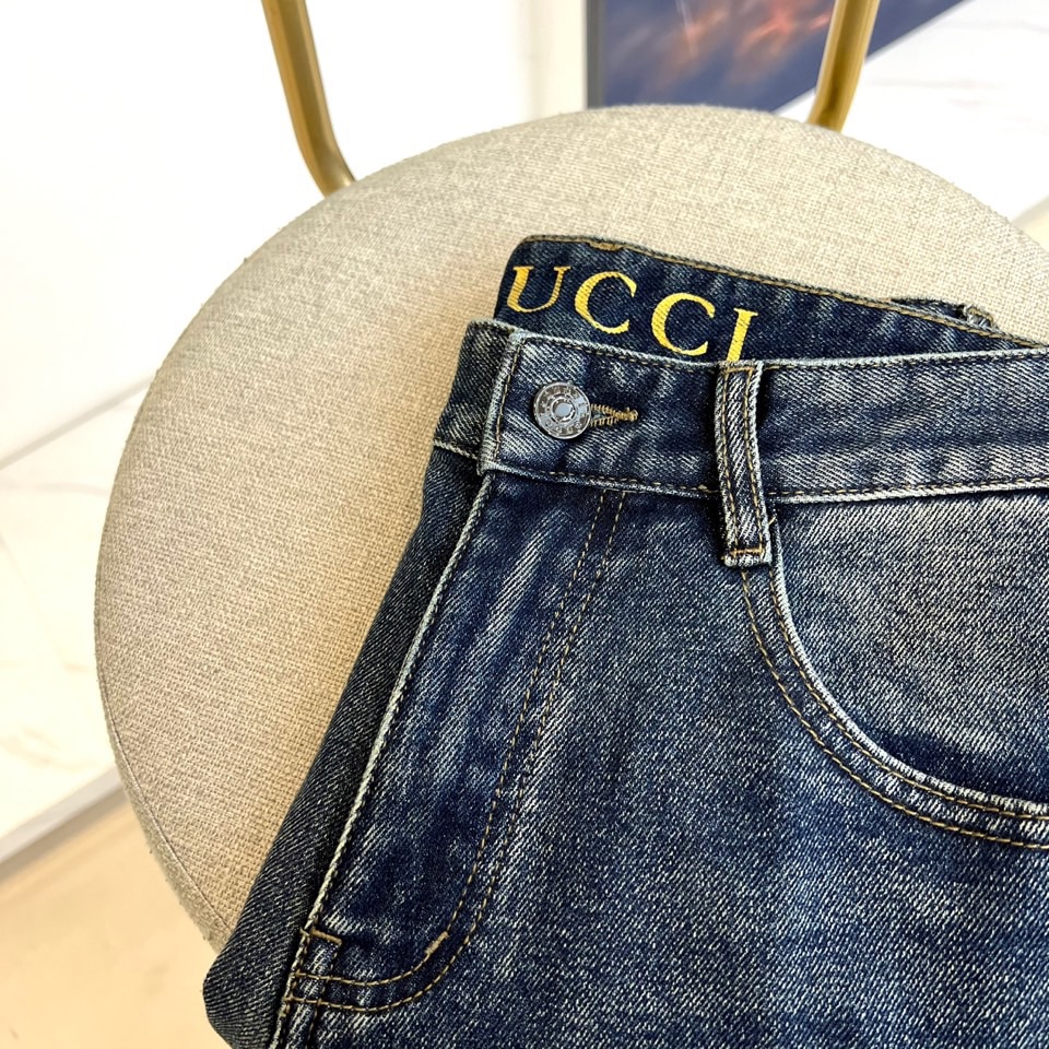 Gucc古驰、2025秋冬新品G家男士水洗牛仔裤，以深邃靛蓝色丹宁面料重塑复古奢华美学。采用经典直筒五袋