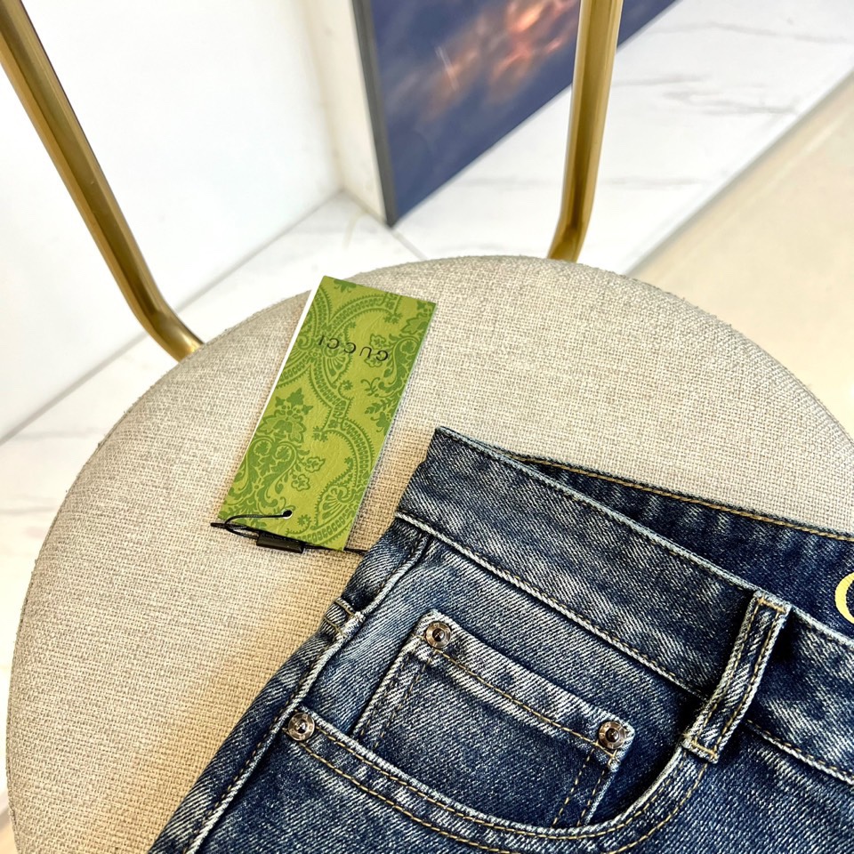 Gucc古驰、2025秋冬新品G家男士水洗牛仔裤，以深邃靛蓝色丹宁面料重塑复古奢华美学。采用经典直筒五袋