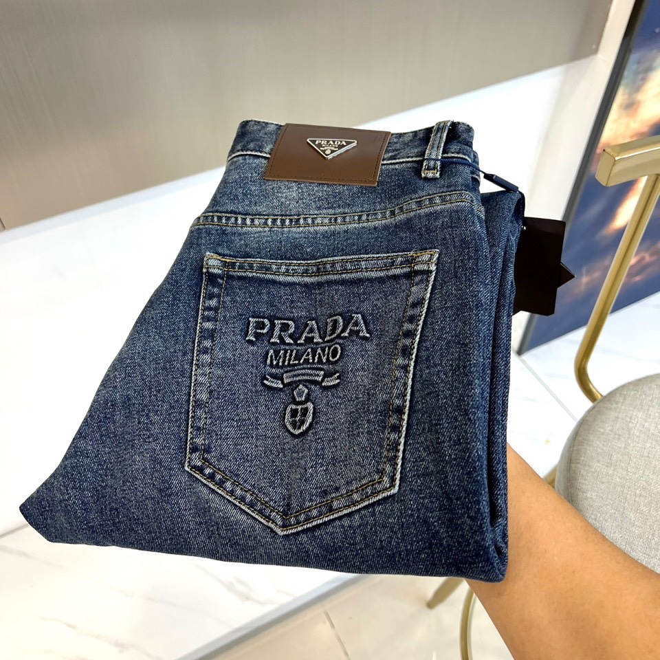 Prad普拉、2025秋冬新品男士深蓝色牛仔裤，以经典直筒剪裁诠释意式奢华美学。裤腰内侧饰有品牌压印标识