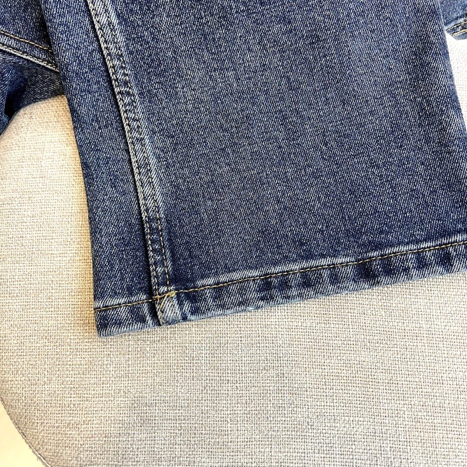 Prad普拉、2025秋冬新品男士深蓝色牛仔裤，以经典直筒剪裁诠释意式奢华美学。裤腰内侧饰有品牌压印标识